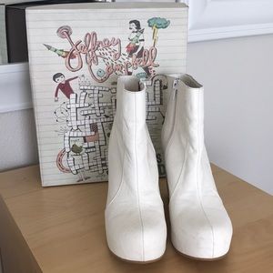 Jeffrey Campbell white leather boots. Sz 8B